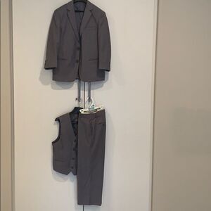 ❌1 hr sale ❌Boy suit set 3 items